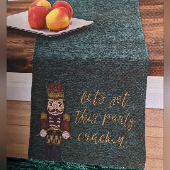 Christmas seasonal designed set of 4 placemats & 1 matching table runner E-2 - Picture 5 of 9